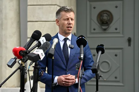 Peter Magyar discută despre distrugerea documentelor guvernamentale în fața presei.
