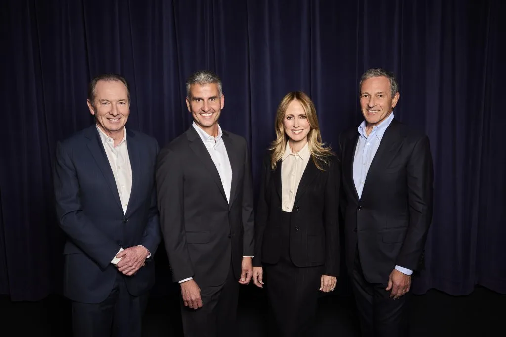 Josh D’Amaro, Dana Walden și Bob Iger la conferința de presă.
