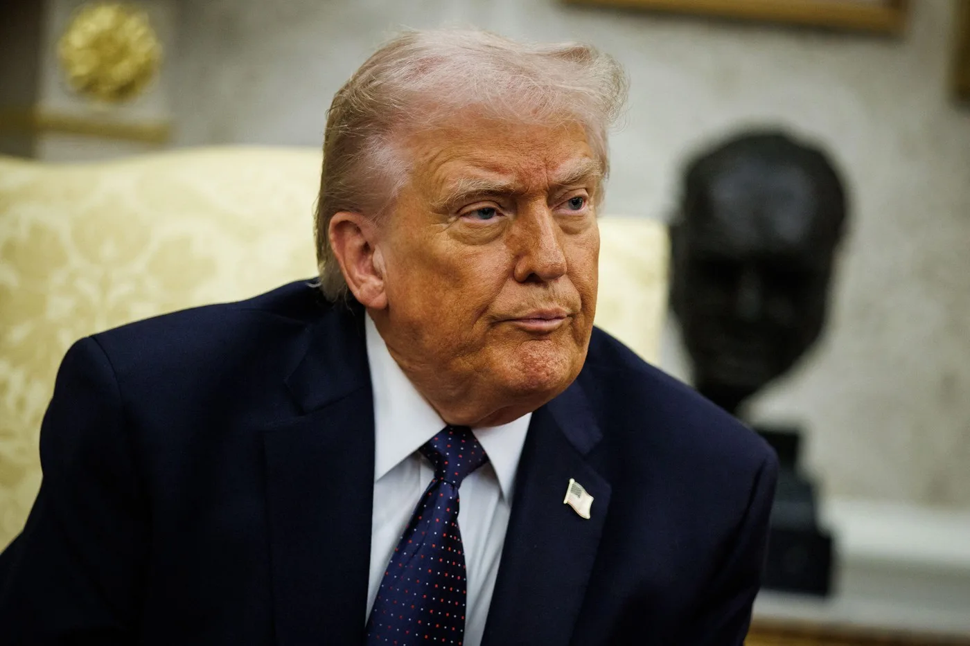 Donald Trump exprimându-și îngrijorările legate de tarifele auto în biroul său.