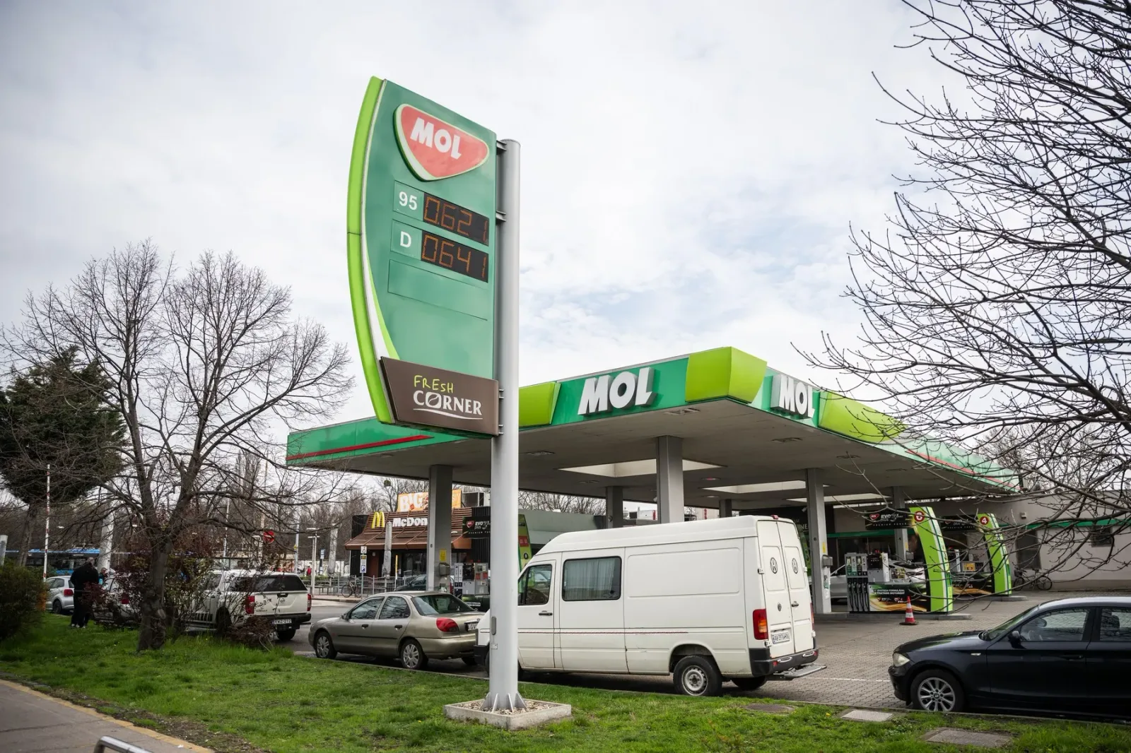 Stație de benzină MOL cu prețuri afișate pe panou.