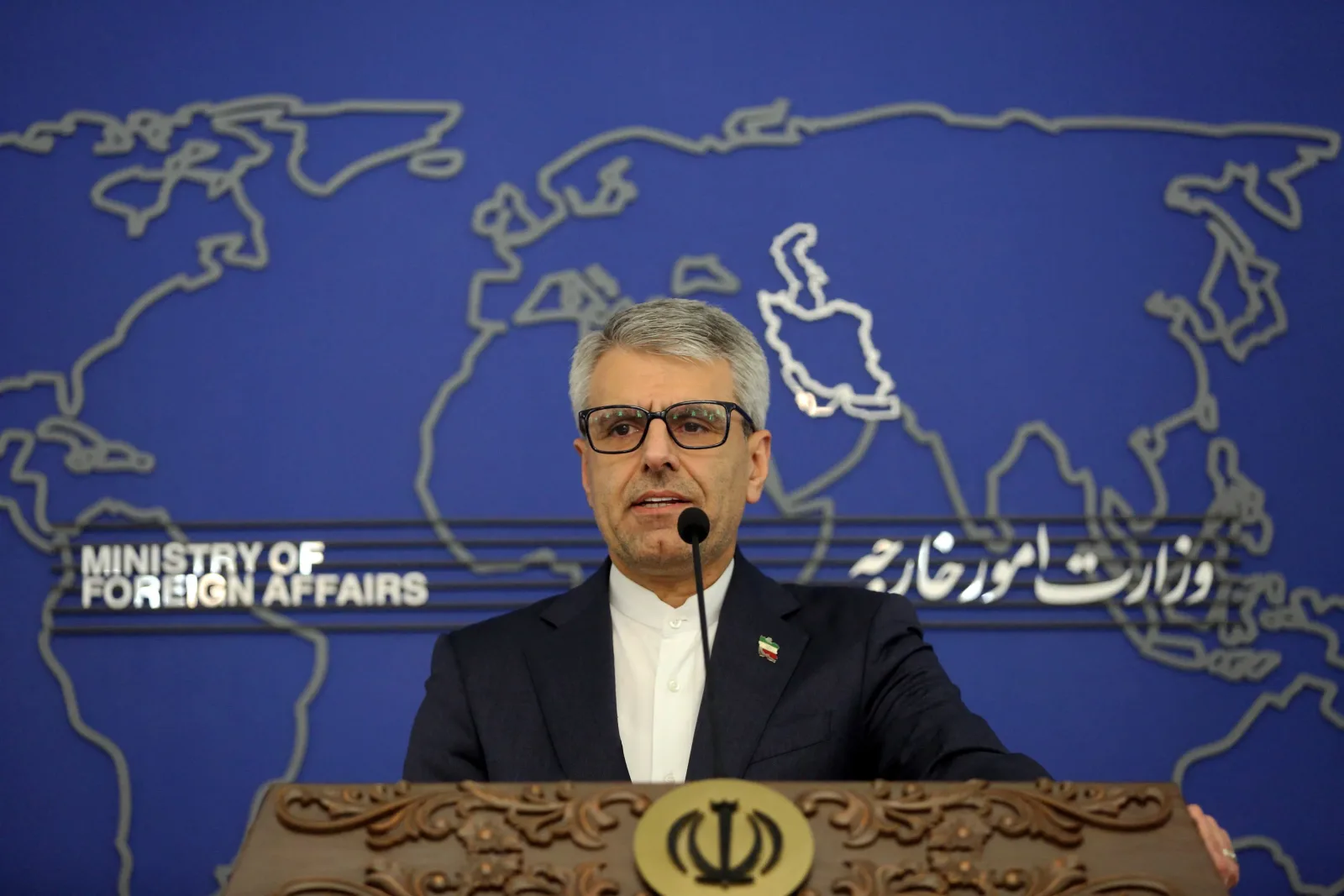 Oficial iranian discutând despre acordul cu Oman pentru tranzitul naval.