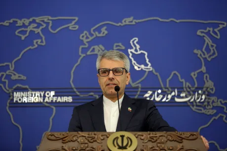Oficial iranian discutând despre acordul cu Oman pentru tranzitul naval.
