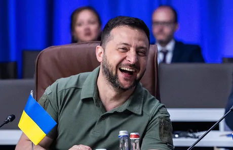 Volodimir Zelenski zâmbind în timpul unei conferințe de presă.
