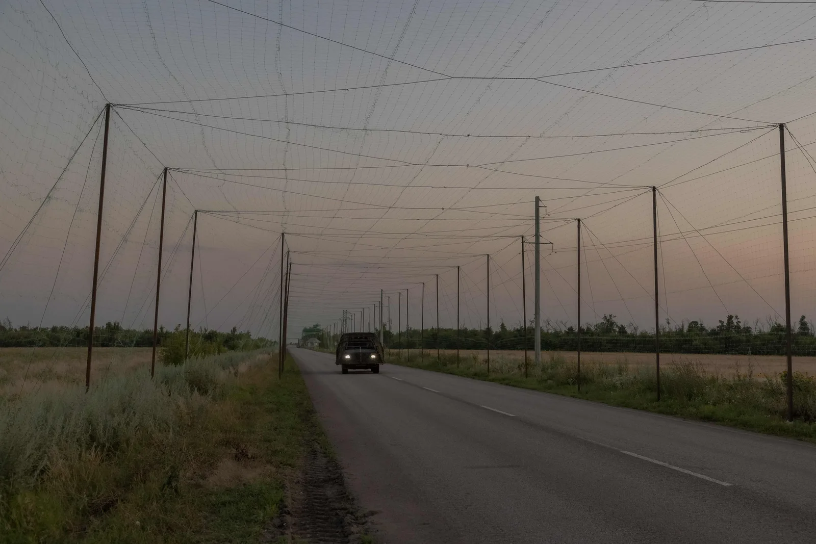 Plase anti-drone instalate deasupra unui drum pentru protecție.