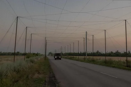 Plase anti-drone instalate deasupra unui drum pentru protecție.