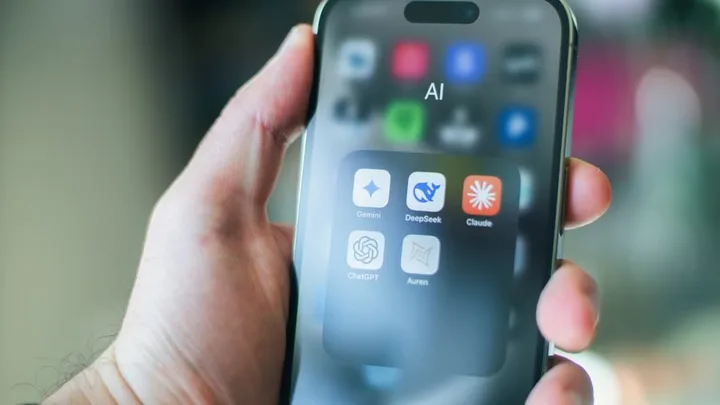 Un telefon mobil cu aplicații de inteligență artificială pe ecran.
