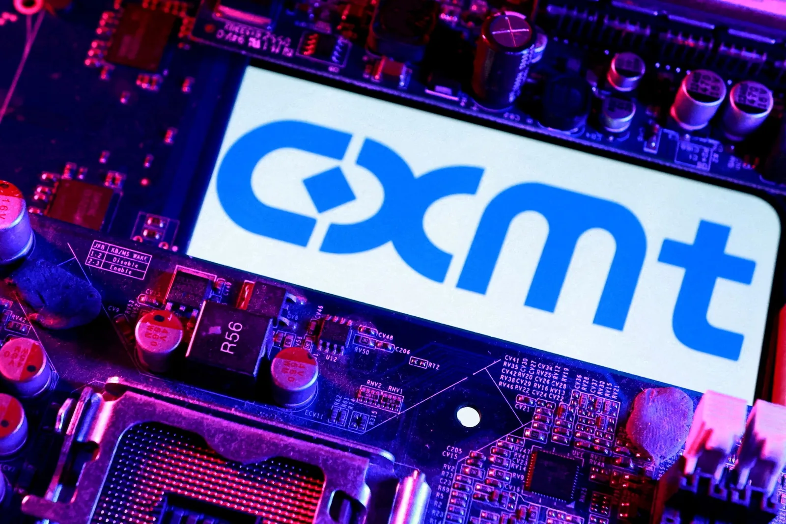 Logo CXMT pe un circuit electronic, simbolizând inovația în tehnologie.
