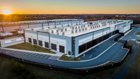 Centru de date modern, cu module prefabricate și logistică avansată.