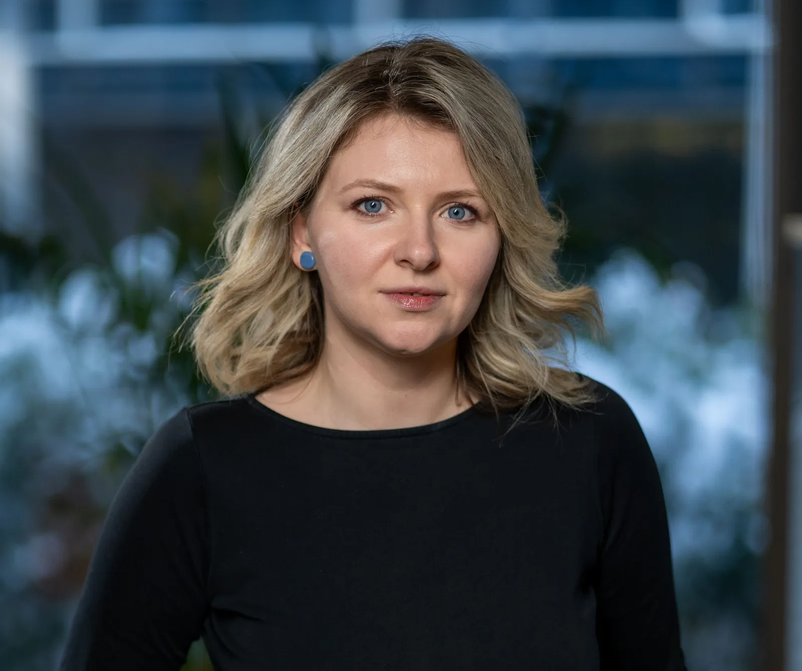 Reprezentantă a ING Bank România discutând despre programul de donații pentru ONG-uri.