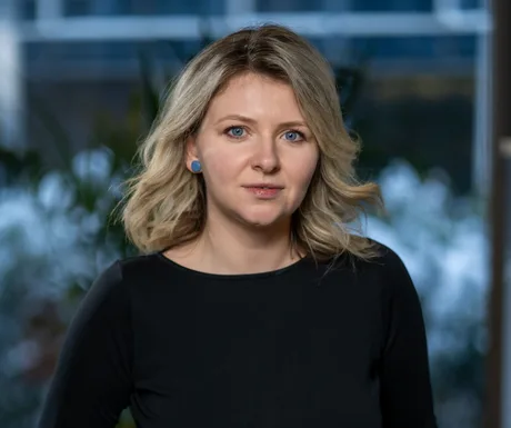 Reprezentantă a ING Bank România discutând despre programul de donații pentru ONG-uri.