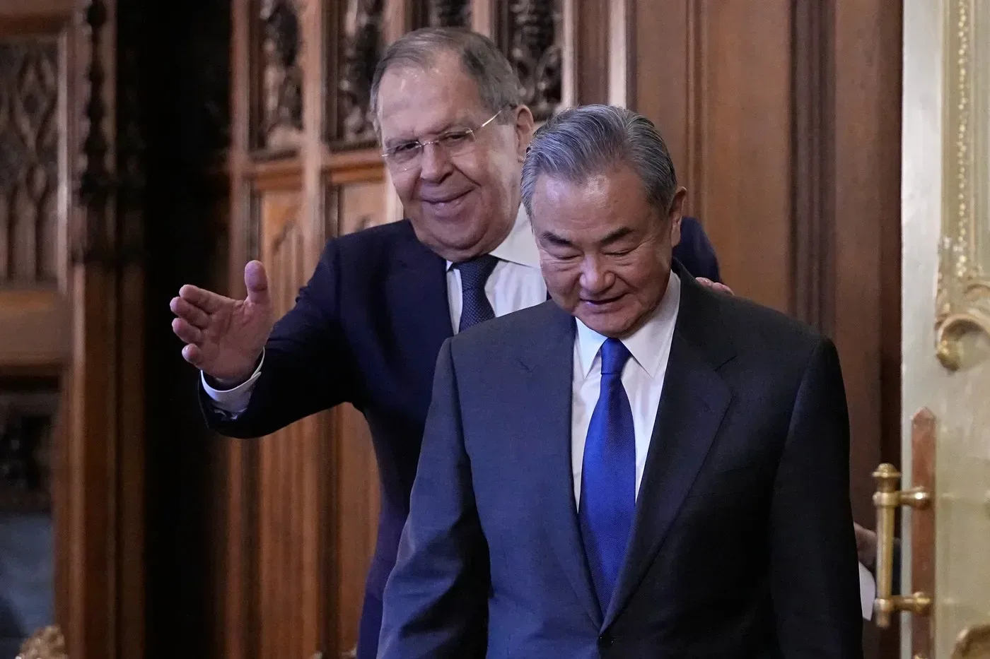 Wang Yi și un oficial, discutând despre relațiile internaționale.
