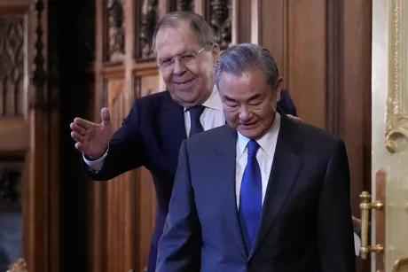 Wang Yi și un oficial, discutând despre relațiile internaționale.