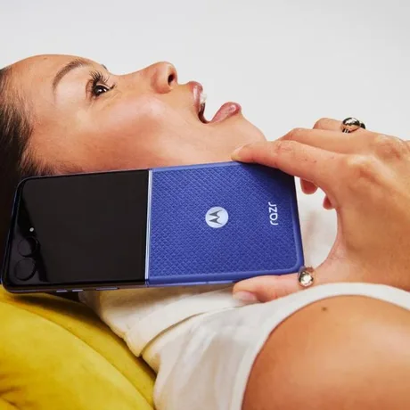 Un smartphone pliabil Motorola Razr, cu design modern și culori vibrante.