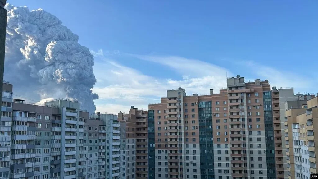 Fumul gros se ridică deasupra clădirilor din Sankt Petersburg după atacul cu drone.