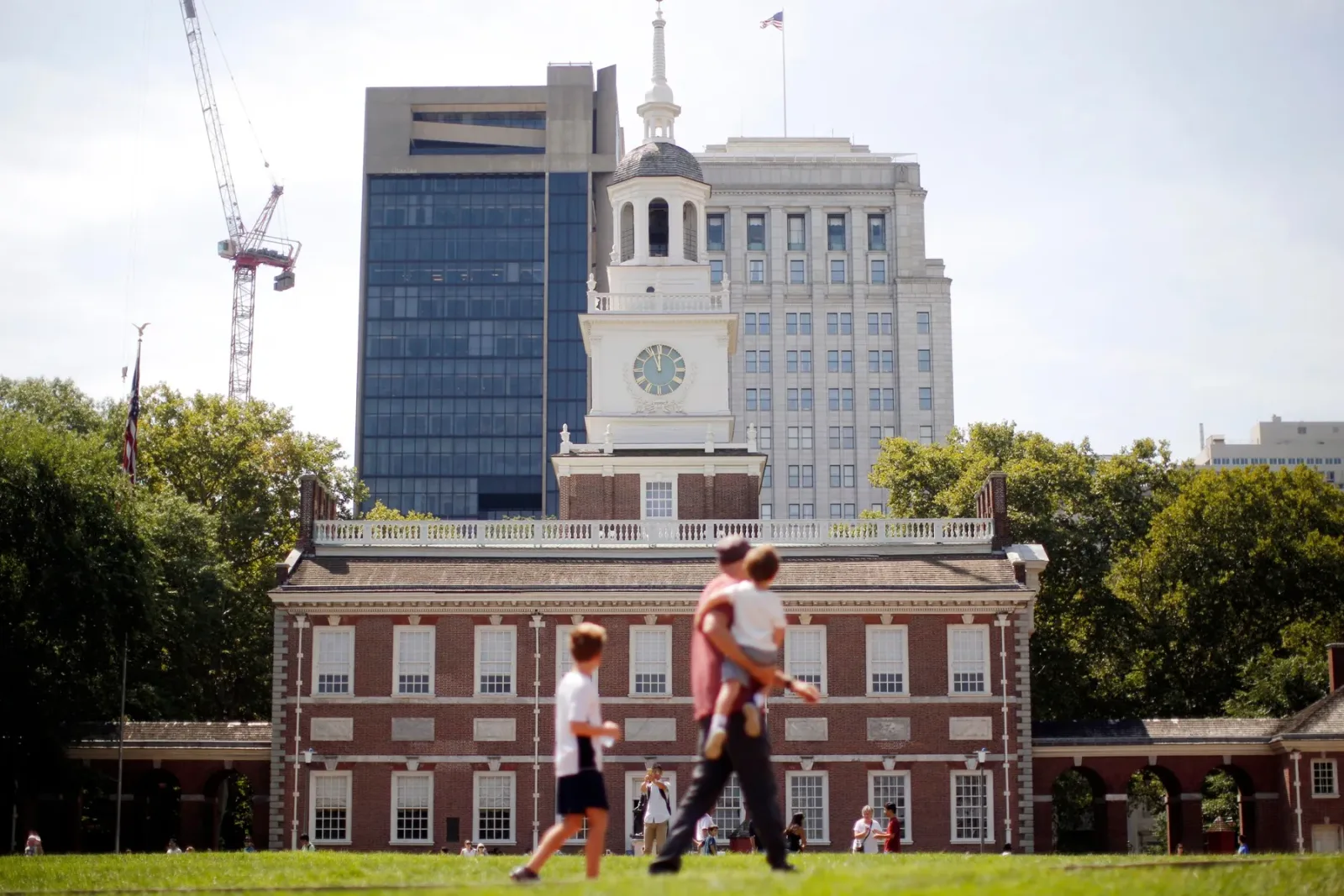 Clădire istorică din Philadelphia, cu oameni care se plimbă în fața ei.