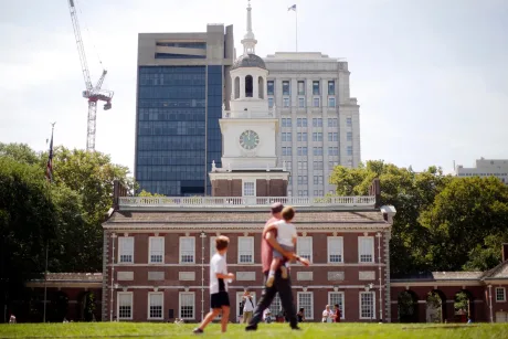 Clădire istorică din Philadelphia, cu oameni care se plimbă în fața ei.