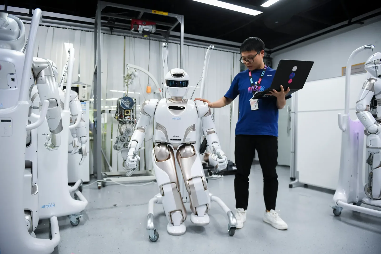 Un specialist interacționează cu un robot într-un mediu tehnologic avansat.