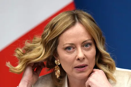 Giorgia Meloni discută despre negocierile pentru Ucraina în cadrul unei conferințe.