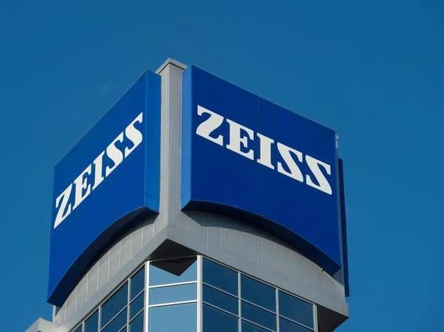 Logo-ul companiei ZEISS pe un fond albastru, simbol al inovației în optică.