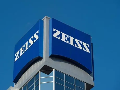 Logo-ul companiei ZEISS pe un fond albastru, simbol al inovației în optică.