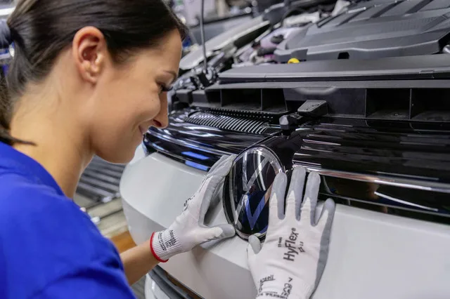 Protest al angajaților Volkswagen împotriva restructurării planificate de conducere.