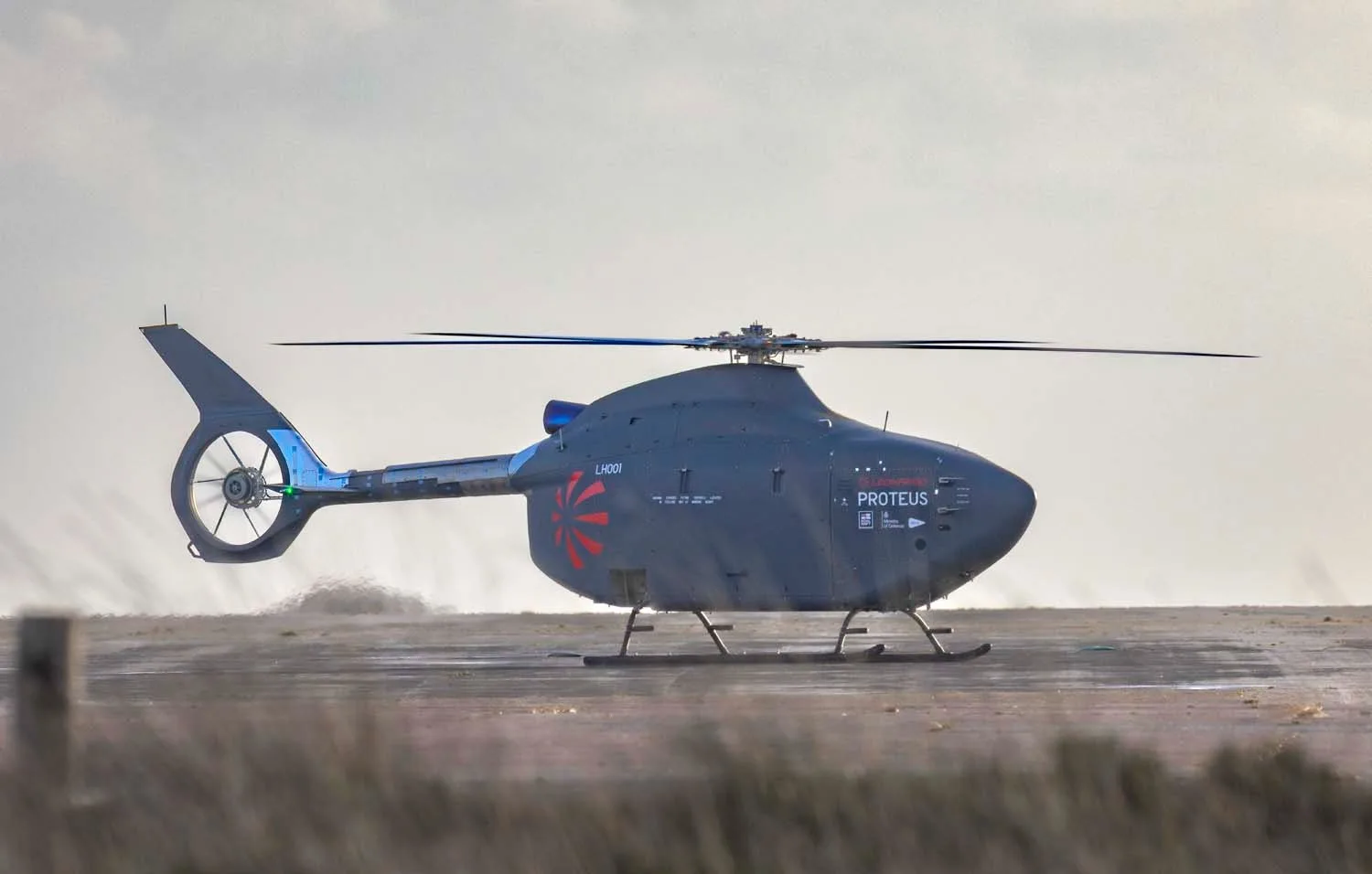 Elicopterul autonom Proteus pregătit pentru zbor pe aerodromul Predannack.