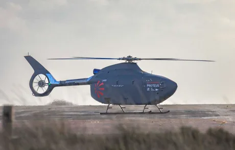 Elicopterul autonom Proteus pregătit pentru zbor pe aerodromul Predannack.