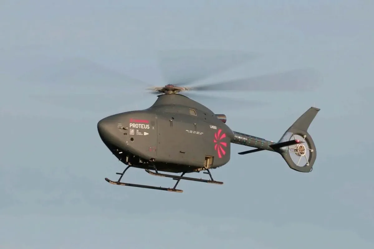 Elicopterul autonom Proteus în timpul zborului inaugural deasupra aerodromului Predannack.