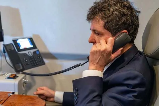 Nicușor Dan discutând la telefon despre securitatea europeană.