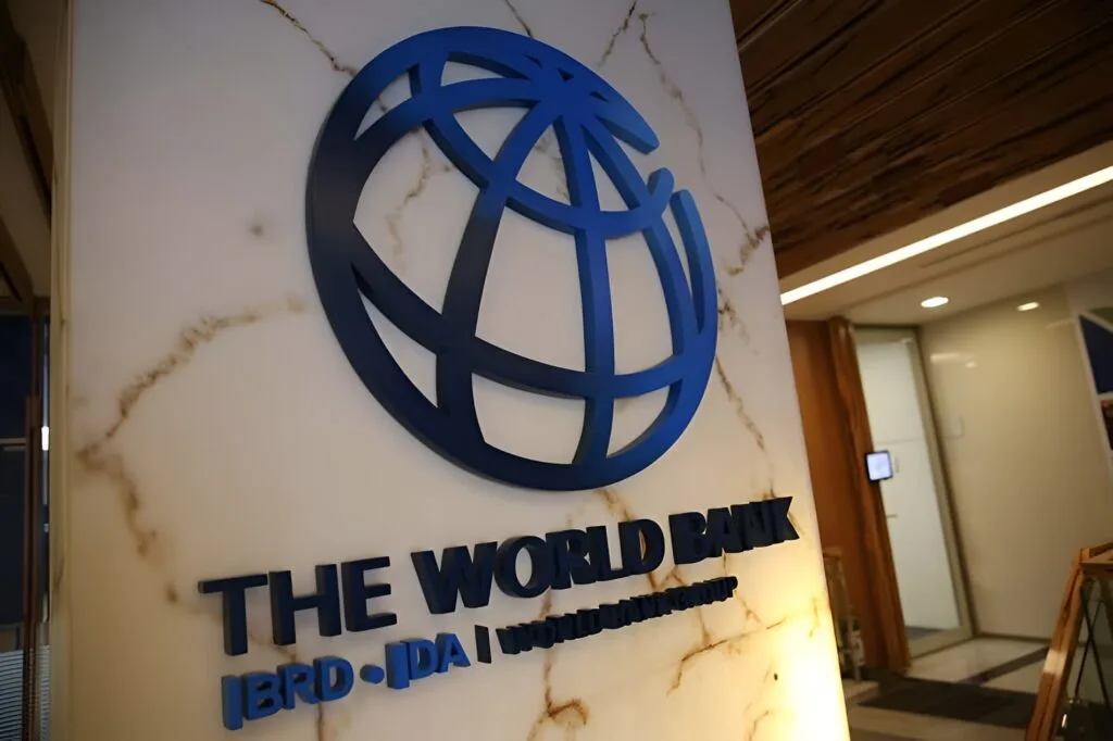 Logo-ul Băncii Mondiale pe un fundal elegant, simbolizând economia globală.
