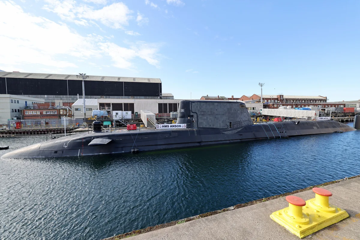 Submarin britanic HMS Anson ancorat în port, pregătit pentru misiuni în Marea Arabiei.