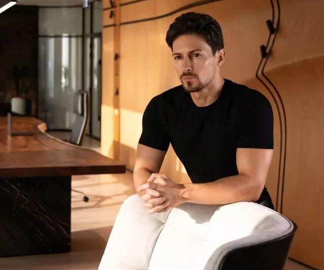 Pavel Durov, fondatorul Telegram, într-un mediu modern și elegant.