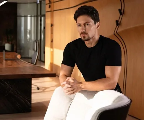 Pavel Durov, fondatorul Telegram, într-un mediu modern și elegant.