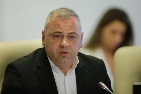 Florin Barbu discutând despre plafonarea adaosului comercial la alimente.