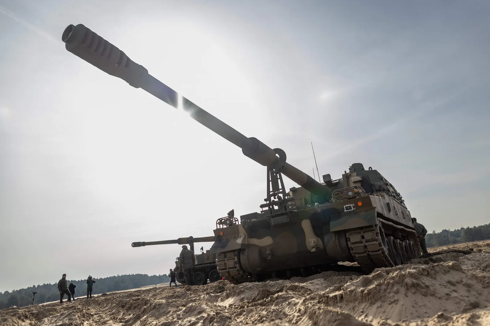 Obuzierul K9PL pe teren, pregătit pentru exerciții militare în Polonia.