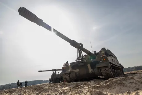 Obuzierul K9PL pe teren, pregătit pentru exerciții militare în Polonia.
