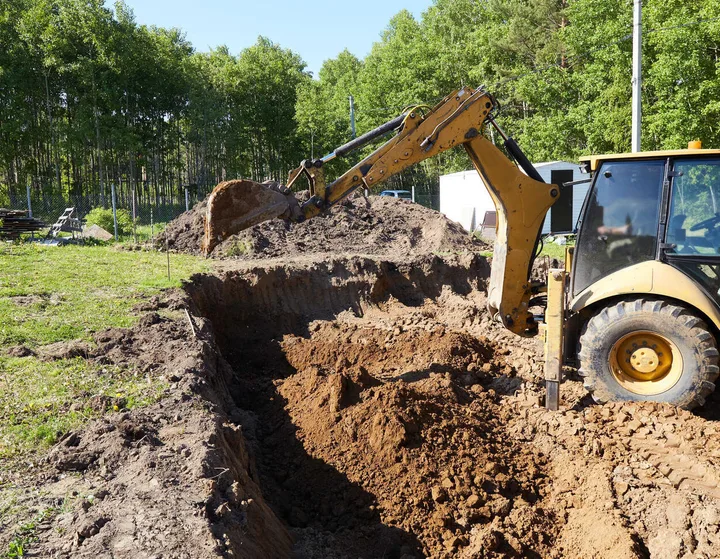 Lucrări de desființare a unei umpluturi de teren în extravilan.