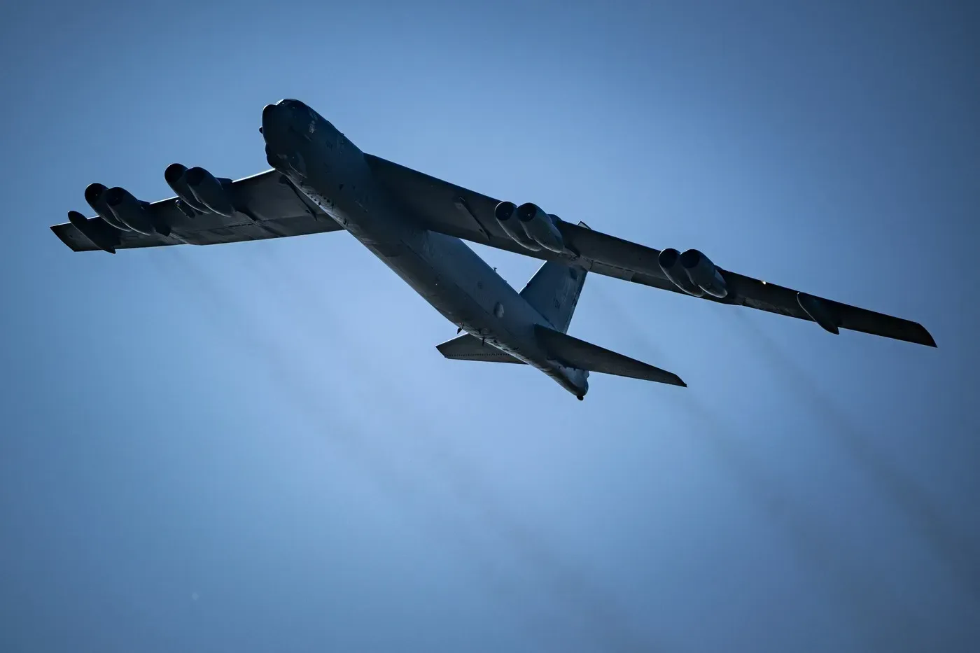 Avion militar în zbor, simbol al puterii nucleare globale.