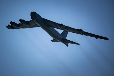 Avion militar în zbor, simbol al puterii nucleare globale.