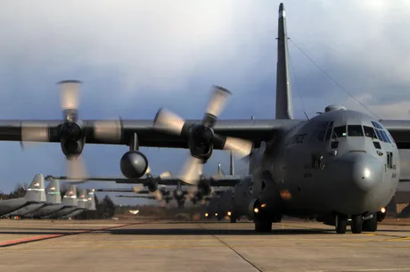 Avion militar Hercules pregătit pentru decolare pe pistă.