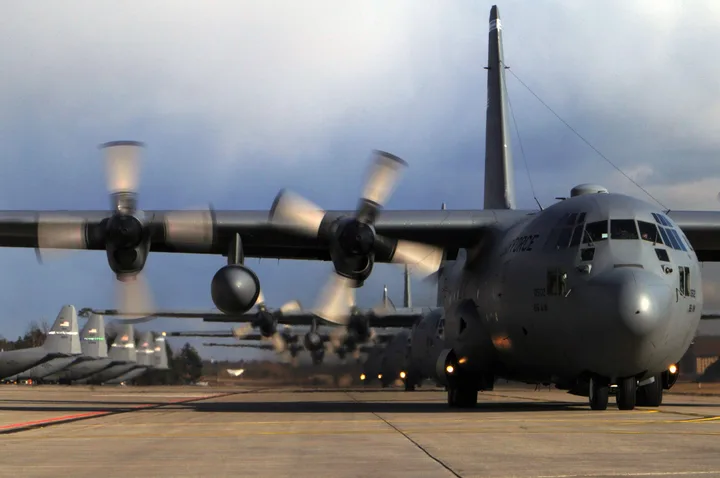 Avion militar Hercules pregătit pentru decolare pe pistă.