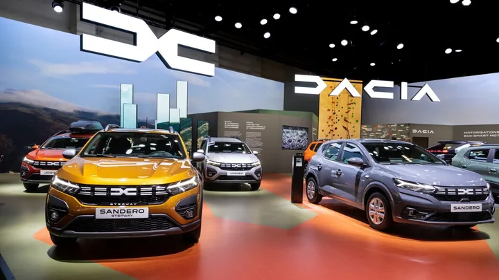 Dacia Sandero Hybrid 155 expusă la un salon auto, evidențiind designul modern.