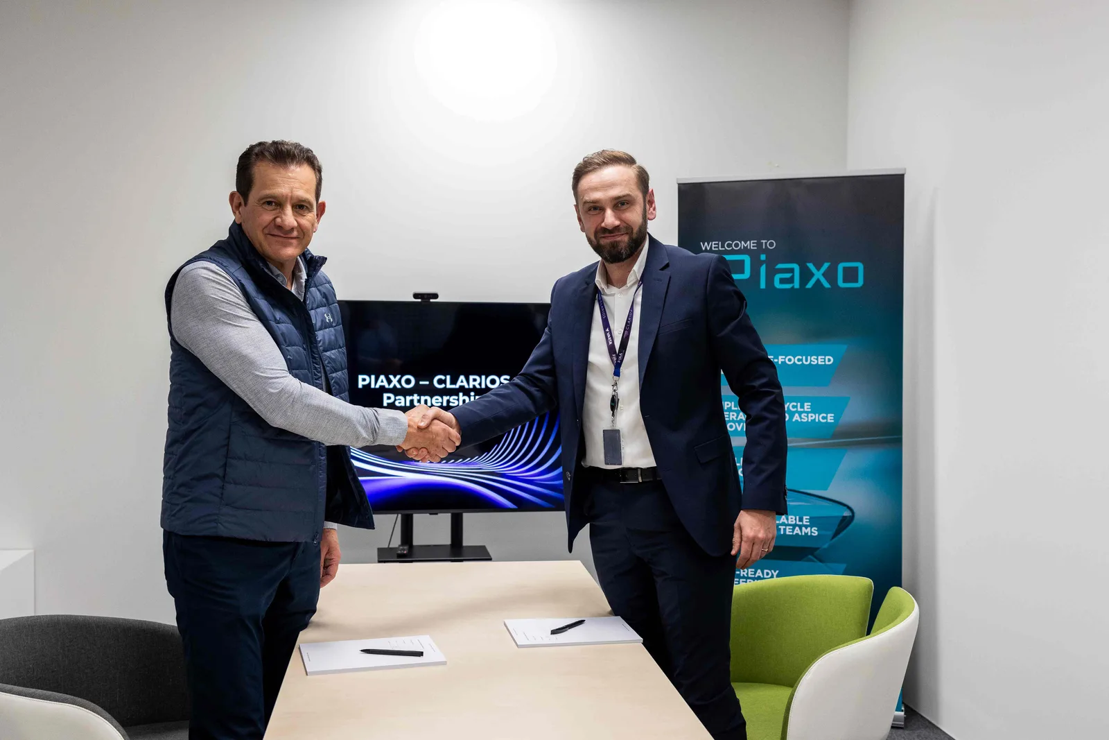 Reprezentanți Piaxo și Clarios semnează parteneriatul pentru dezvoltarea bateriilor la Timișoara.