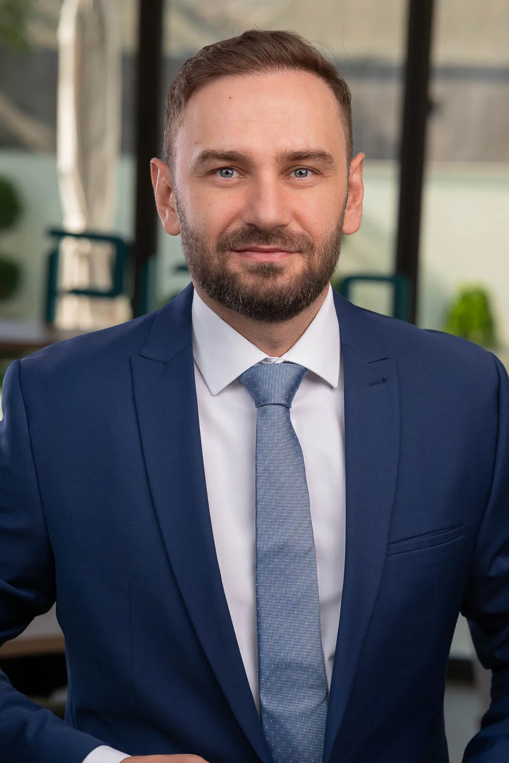 Reprezentant Piaxo în costum, discutând despre noul centru din Timișoara