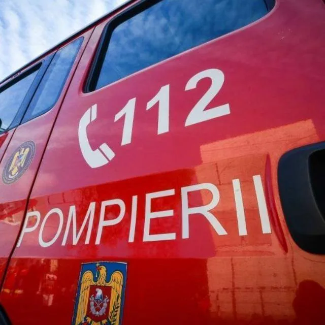 Mașină de pompieri cu numărul de urgență 112 vizibil pe caroserie.