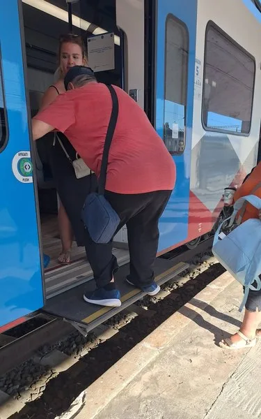 Acces dificil în tren din cauza peronului prea jos.