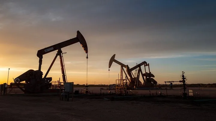 Pompe de extracție a petrolului la apus, simbolizând decizia Europei.