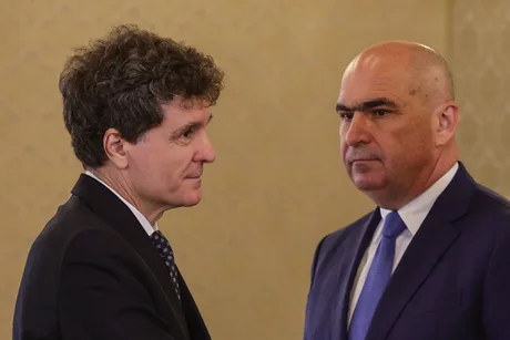 Nicușor Dan și un oficial discutând despre blocajul politic.