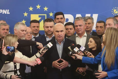 Reprezentanți PNL discutând despre bugetul pe 2026 în fața presei.
