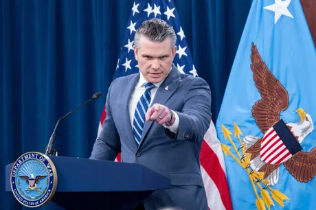 Pete Hegseth avertizează despre riscurile armelor pentru SUA.